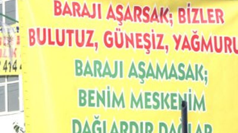 HDP mitinginde benim meskenim dağlardır pankartı