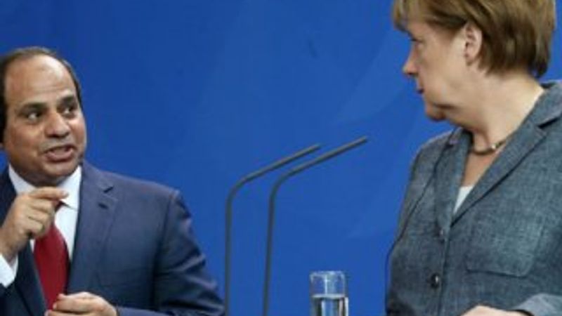 Sisi basın toplantısında protesto edildi