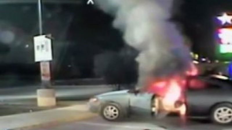 Texas'ta araç yakan adam kendini de yaktı