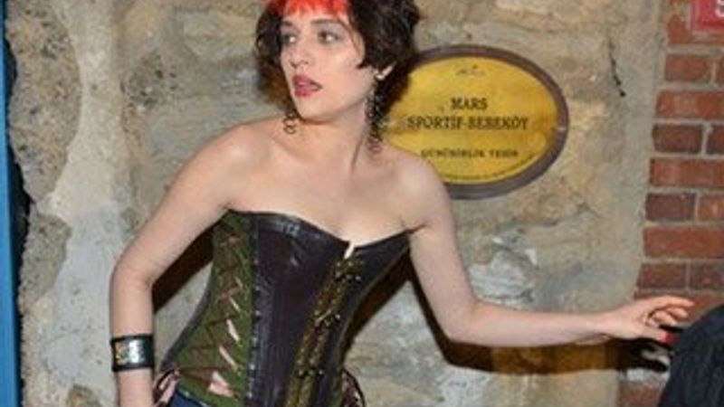 Gonca Vuslateri yeni imajıyla şaşırttı