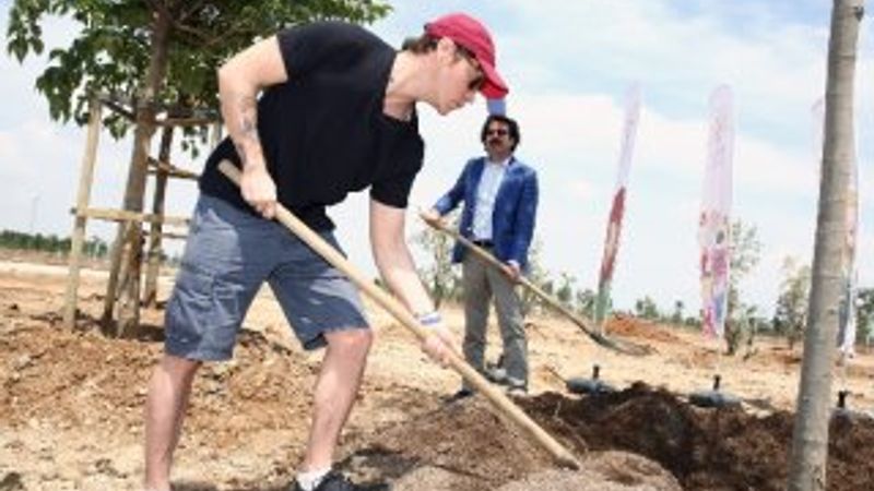 Sinan Akçıl ağaç dikti