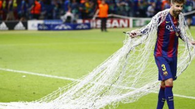 Pique Shakira için kale ağlarını kesti