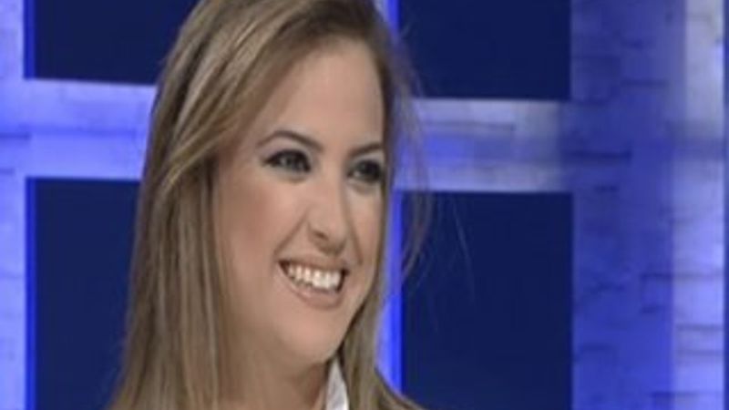 Simge Fıstıkoğlu oy kaşesini koluna bastı