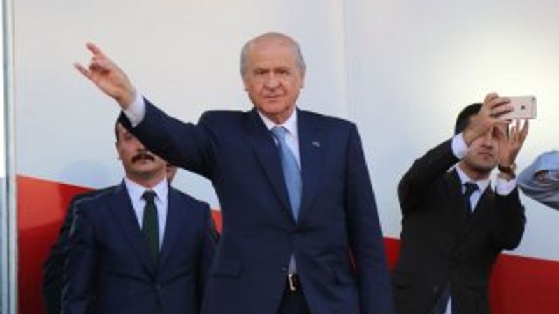 Devlet Bahçeli'den romantik tweetler