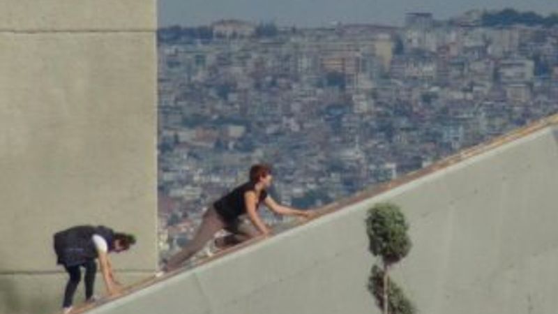 İzmir'deki İnsan Hakları Anıtı gençlerin oyuncağı oldu