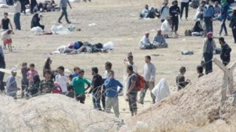 Suriyeliler Türkiye'ye giriş yapmak için sınırda bekliyor