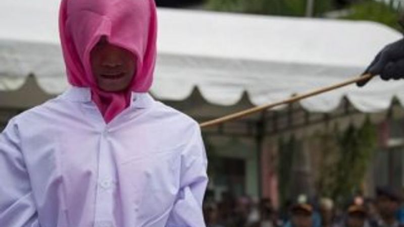 Endonezya'da genç çiftlere kırbaç cezası