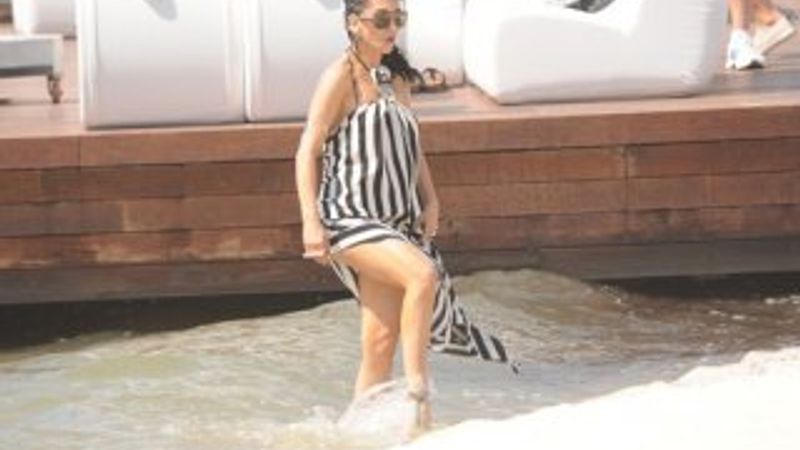 Hande Yener kumsalını inceledi