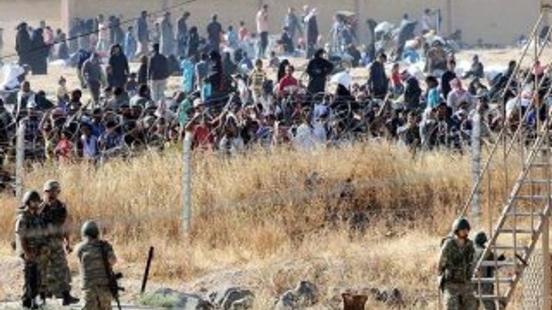 Sınırda bekleyen Suriyeliler Türkiye'ye alınıyor