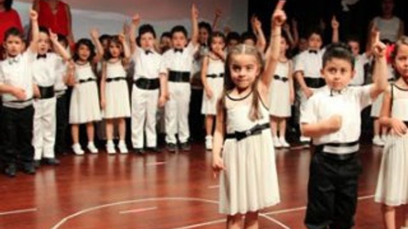 İşaret diliyle İstiklal Marşı okudular İZLE