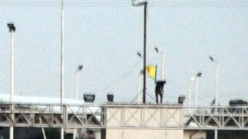 ÖSO ile YPG arasında bayrak asma yarışı