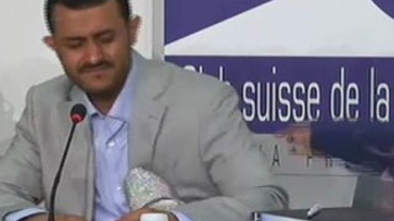 Husi lidere basın toplantısında ayakkabı fırlatıldı