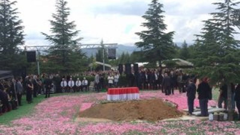 Süleyman Demirel toprağa verildi