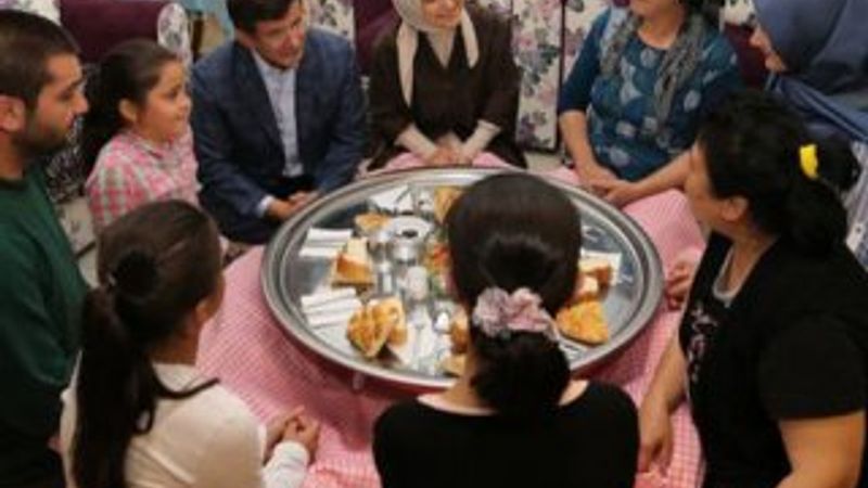 Başbakan Davutoğlu'ndan sürpriz iftar ziyareti