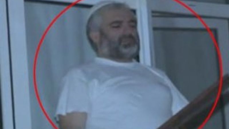 Esenler'de polisi gören hırsız namaza durdu İZLE