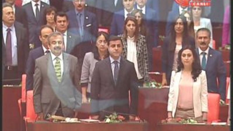 Meclis'te HDP'liler İstiklal Marşı'nı okumadı