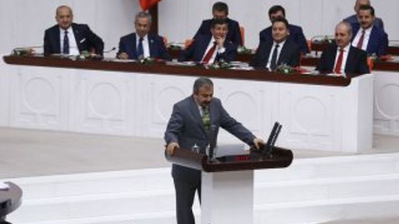 Sırrı Süreyya yemin metnini tek nefeste okudu