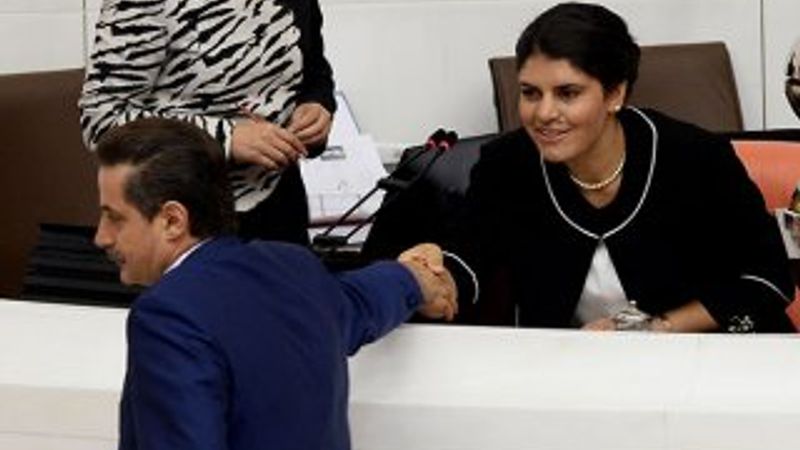 Faruk Çelik Dilek Öcalan'ın yüzüne bakmadı