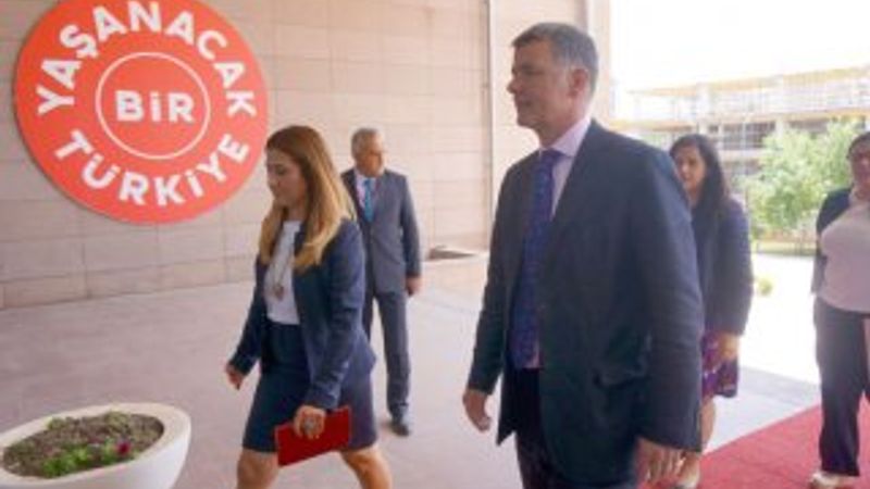 İngiltere Büyükelçisi Richard Moore CHP binasında