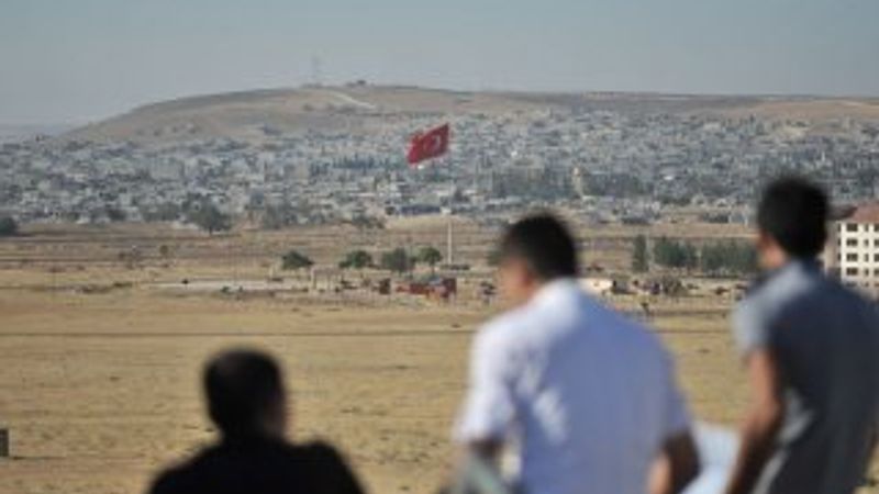 Sınırda toplanan kalabalık Kobani'yi izledi