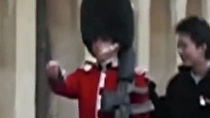 Turist çileden çıkarınca muhafız silahını çekti