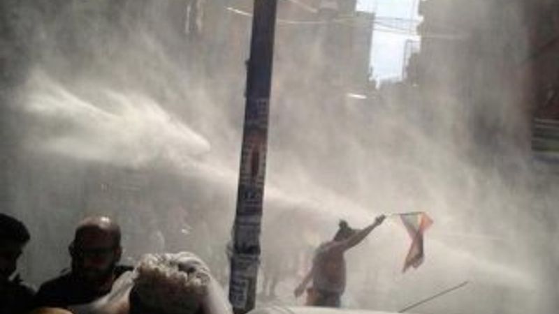 Taksim'deki LGBT yürüyüşünde CHP-HDP zinciri