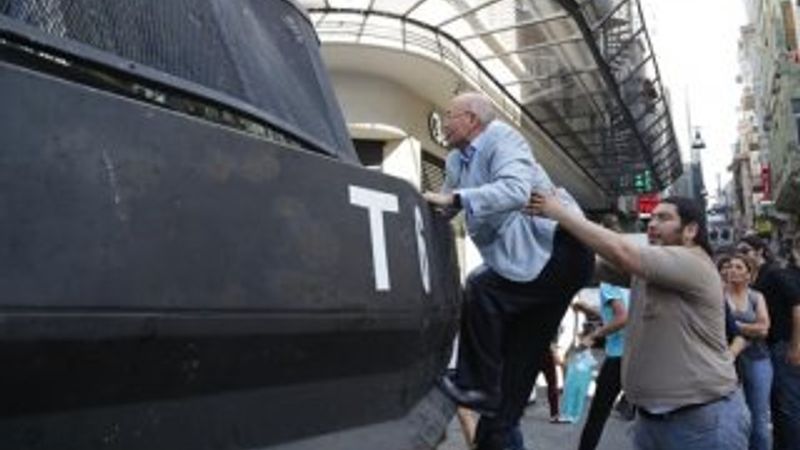 CHP'li Mahmut Tanal TOMA'nın üzerine çıktı