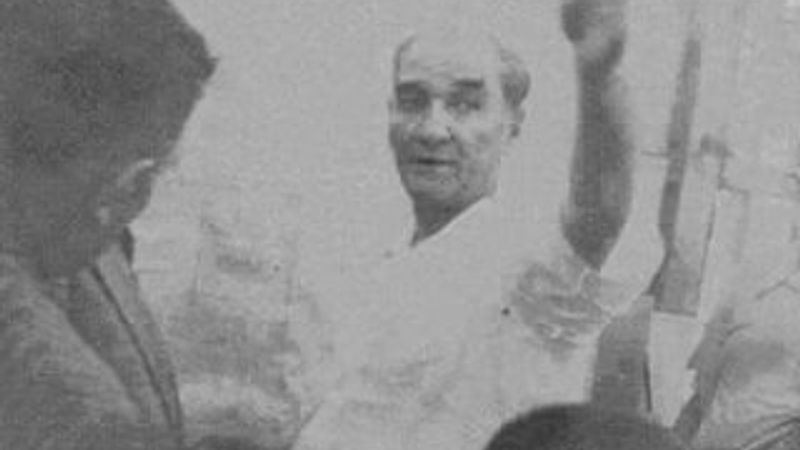 Bozkurt işareti yapan Atatürk