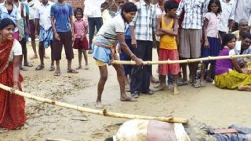 Hindistan'da bir müdür dövülerek öldürüldü