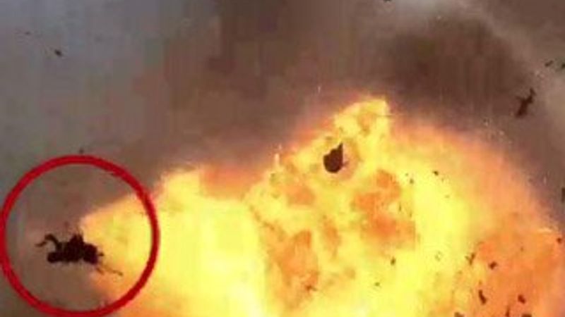 Patlamayı seyreden meraklı kalabalık pişman oldu İZLE