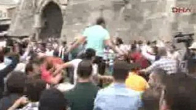 Ülkücüler Çinli zannettikleri Koreli turistlere saldırdı