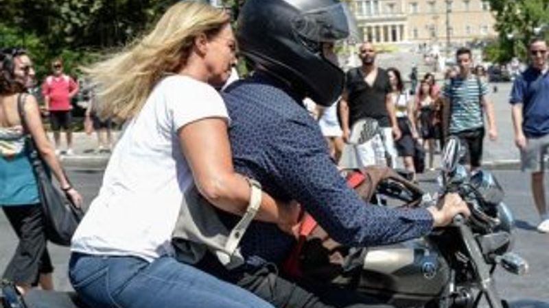 İstifa eden Varufakis bakanlık binasını terk etti