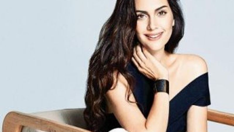 Bergüzar Korel kahve dükkanını açtı