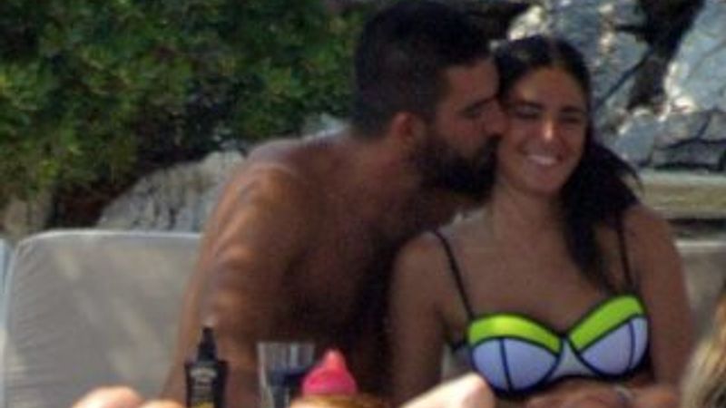 Arda Turan öpmeye doyamadı