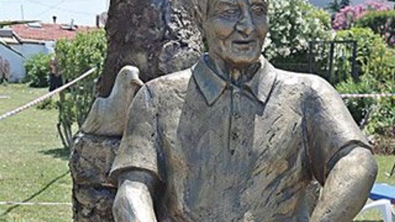 Efsane futbolcu Lefter'in heykeli kaldırıldı