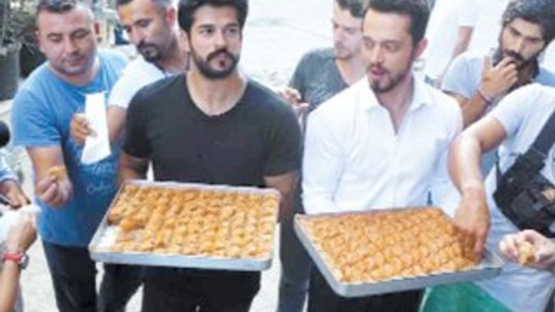 Burak Özçivit ve Murat Boz'dan bayram baklavası