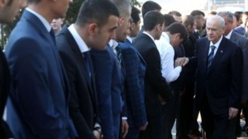Devlet Bahçeli elini öptürdü
