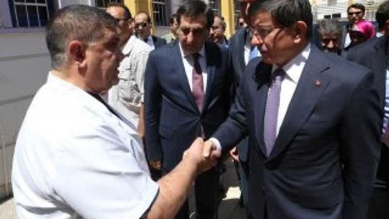 Davutoğlu Suruç'ta yaralanan vatandaşları ziyaret etti