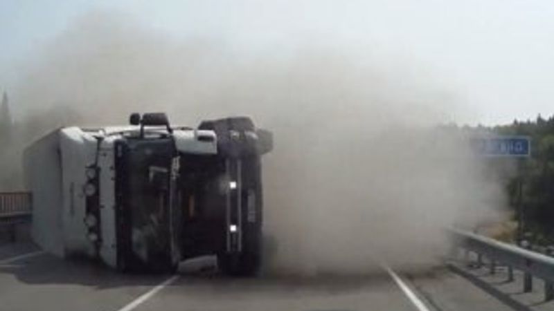 Devrilen tır otomobile metreler kala durdu