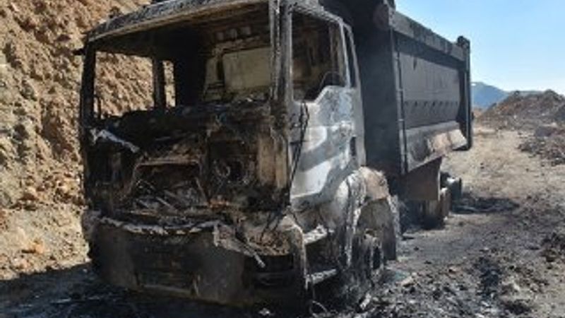 PKK 10 aracı yaktı