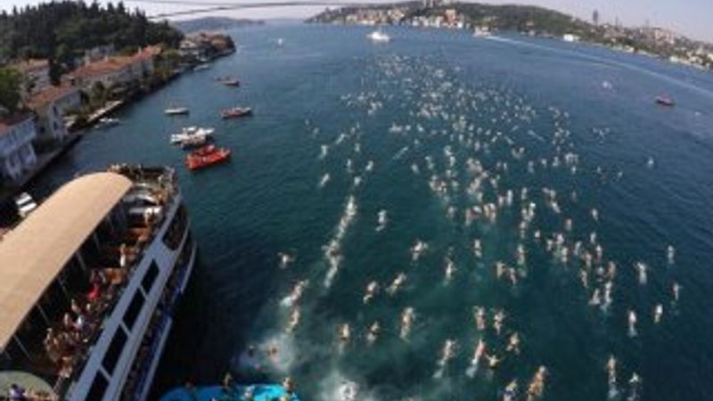İstanbul Boğazı'nda yüzme şöleni