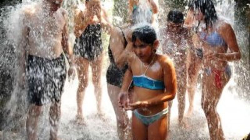 Tatilciler Bodrum'daki şelalede serinledi