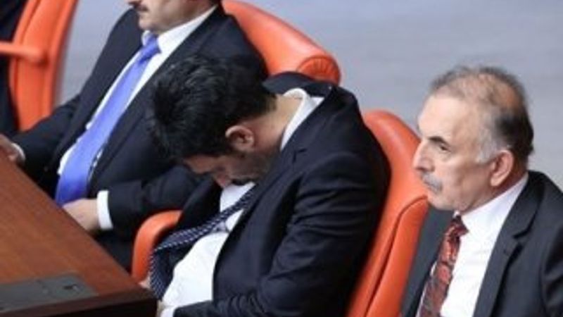 Uğur Işılak Meclis'te uyudu