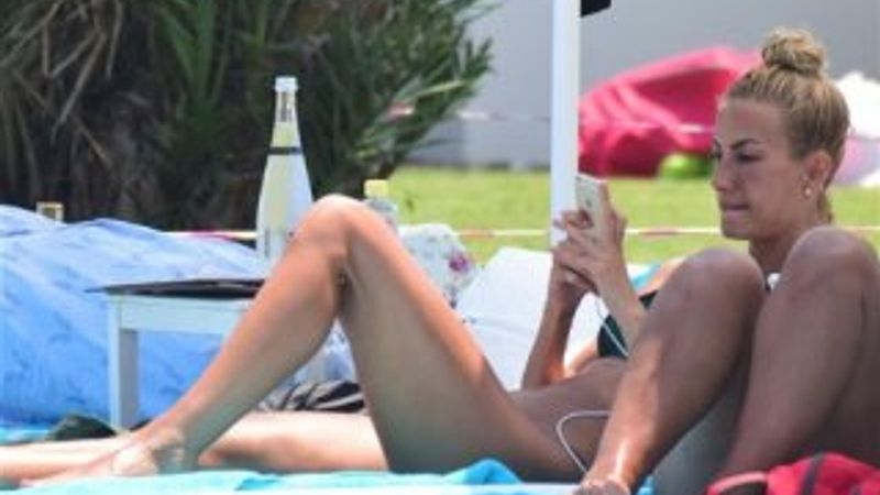 Çağla Şikel annesiyle tatilde