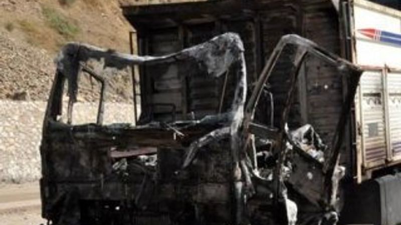 PKK Bitlis'te 3 araç ve 3 konteyner yaktı