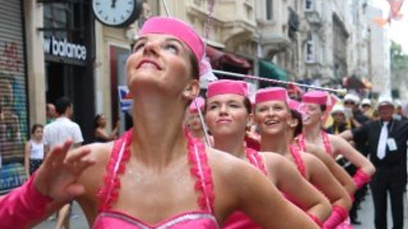 CHP'li belediyeden İstiklal Caddesi'nde festival açılışı