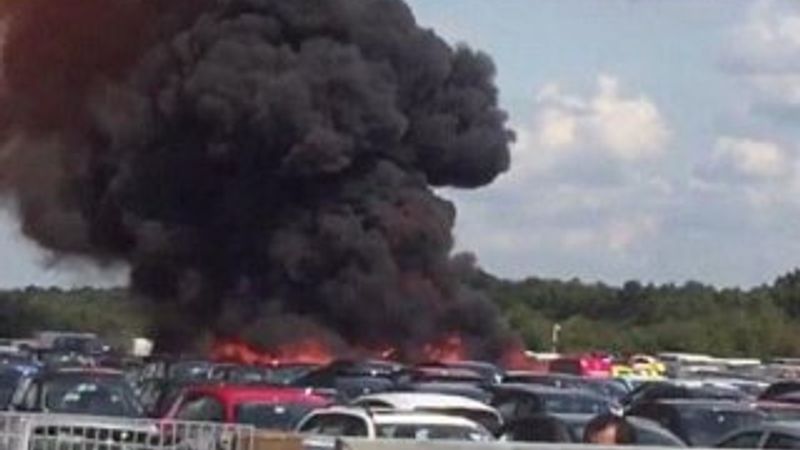 İngiltere'de araba pazarına uçak düştü