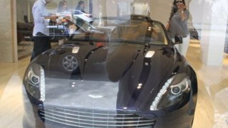 Hülya Avşar arabayı değiştiriyor