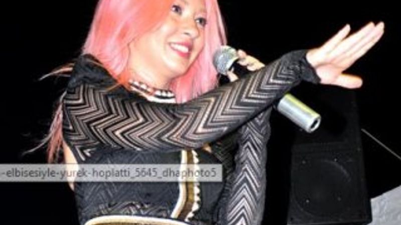 Ece Seçkin süper miniyle konser verdi