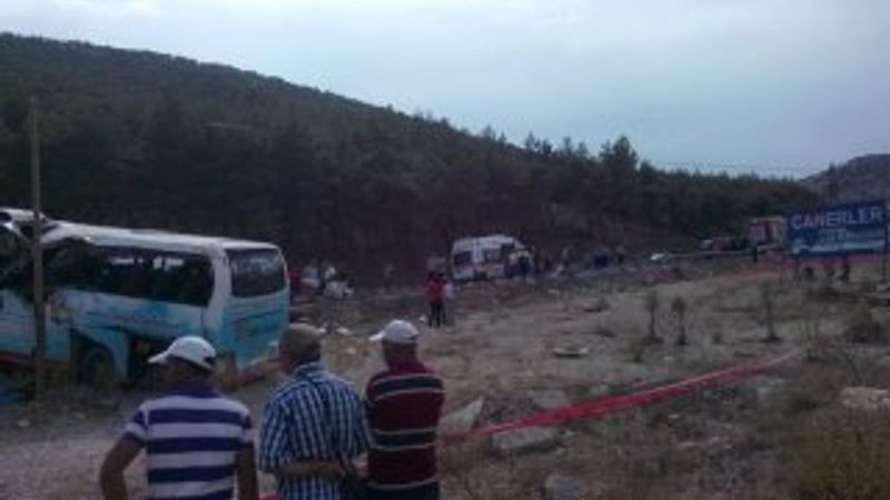 Denizli'de turistleri taşıyan otobüs tarlaya uçtu